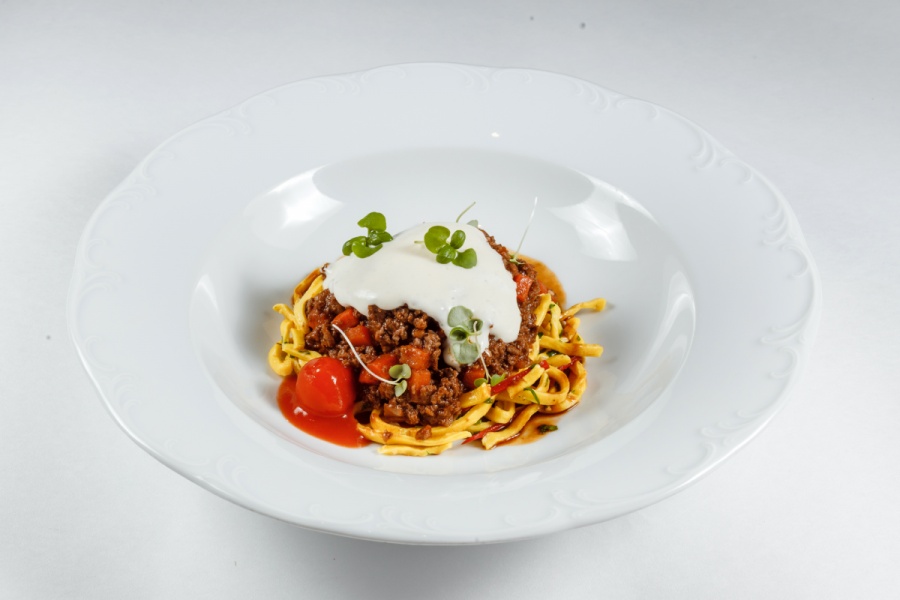 Домашняя лапша с мясным соусом из телятины