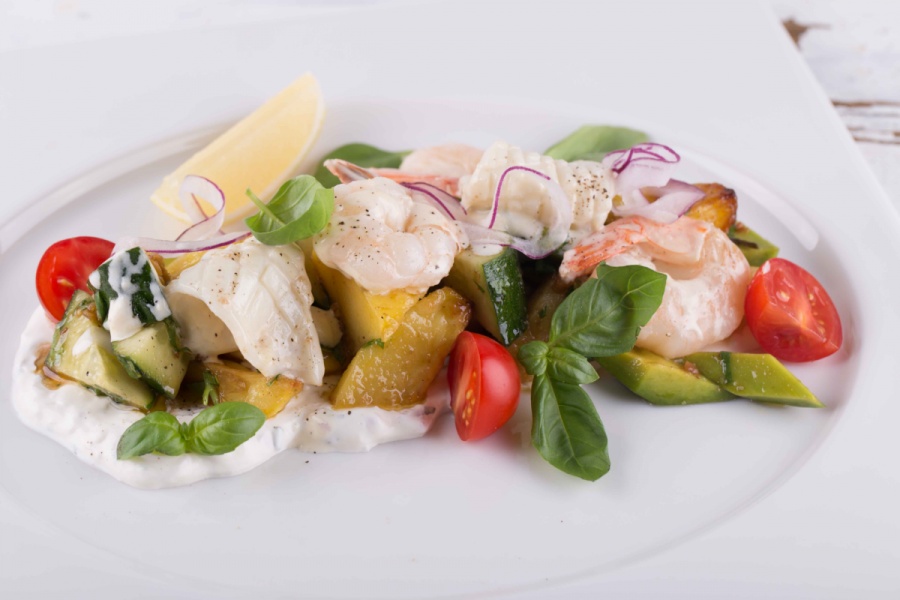 Салат с морепродуктами, йогуртовым соусом и авокадо