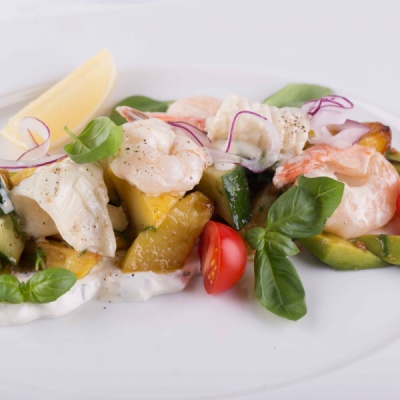 Салат с морепродуктами, йогуртовым соусом и авокадо