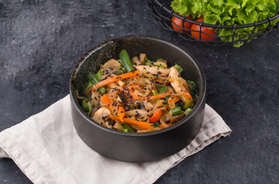 Теплый салат с курицей, рисовой лапшой и овощами