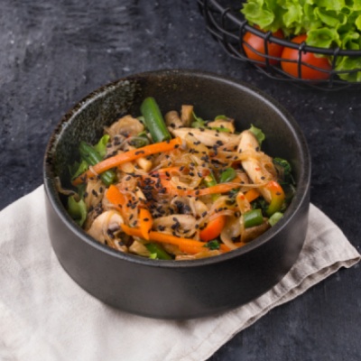 Теплый салат с курицей, рисовой лапшой и овощами