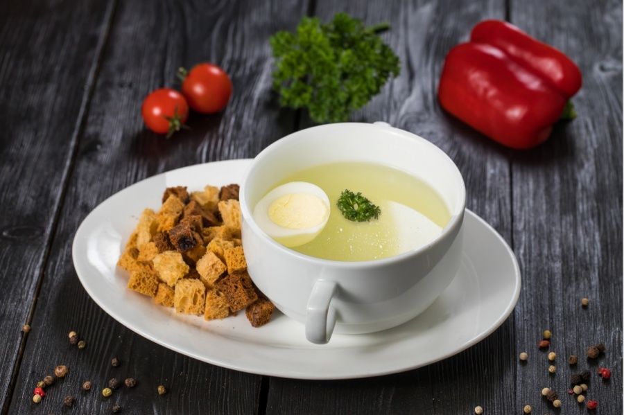 Бульон куриный с яйцом и сухариками