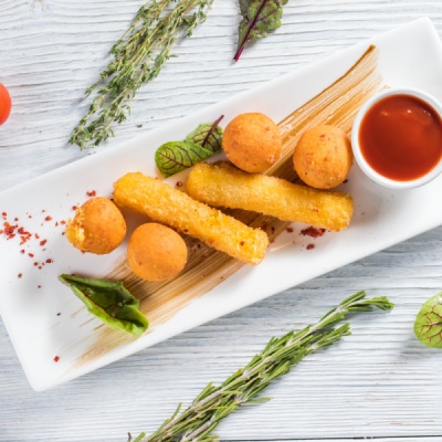 Закуска из жаренных сыров с соусом BBQ