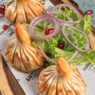 Жареные хинкали с овощами и курицей гриль
