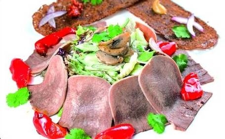 Салат с говяжьим языком, свежим огурцом с жареными шампиньонами