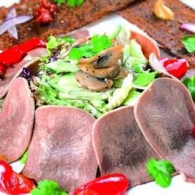 Салат с говяжьим языком, свежим огурцом с жареными шампиньонами