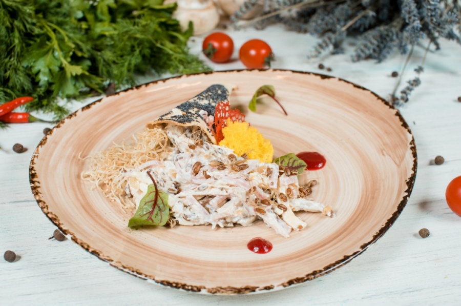 Салат из пророщенной пшеницы с куриным филе