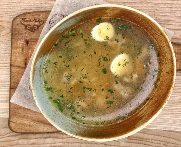 Куриный бульон с домашней лапшой, перепелиным яйцом