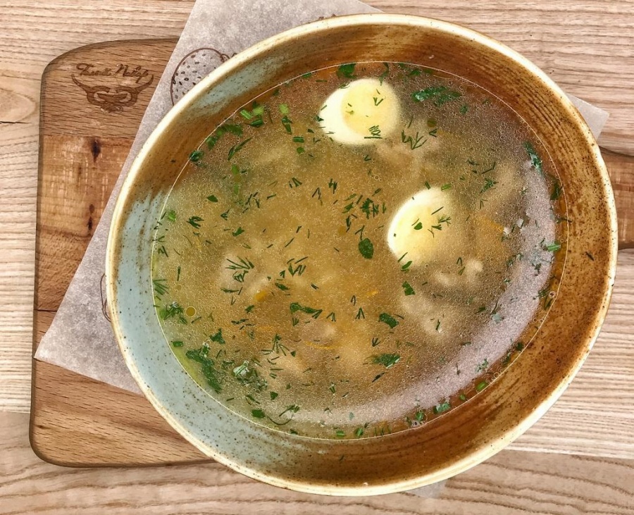 Куриный бульон с домашней лапшой, перепелиным яйцом