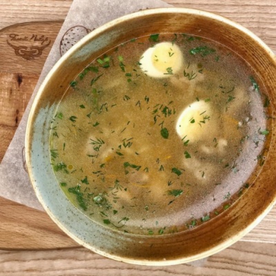 Куриный бульон с домашней лапшой, перепелиным яйцом