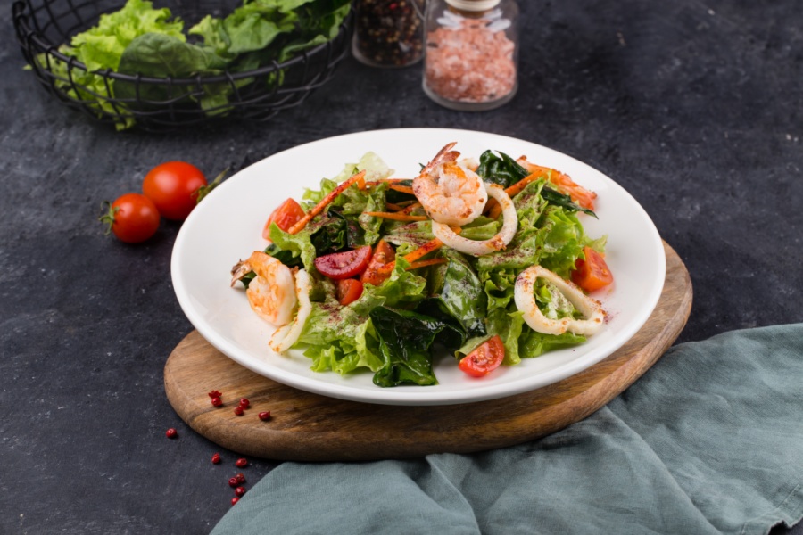 Салат с морепродуктами и зеленью