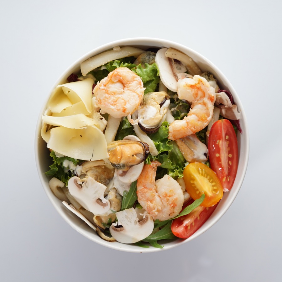 Теплый сливочный салат с морепродуктами