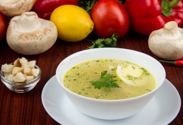 Бульон с яйцом и сухарями