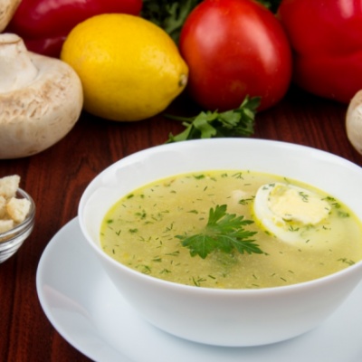 Бульон с яйцом и гренками