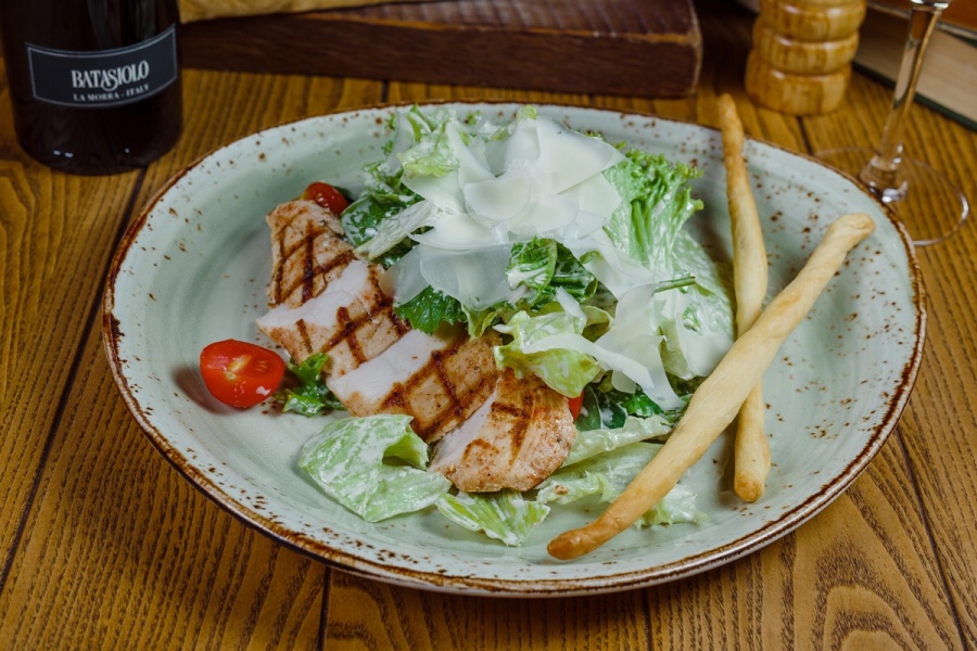 Цезарь по классике с золотистой курочкой