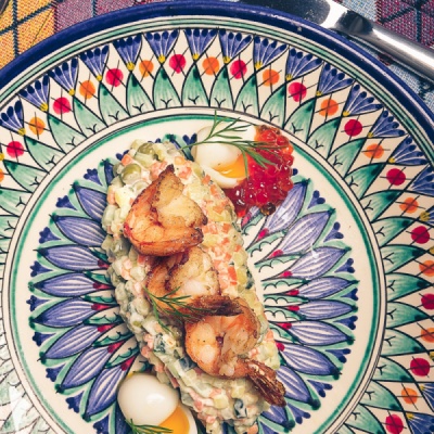 Оливье с красной икрой и королевским креветками
