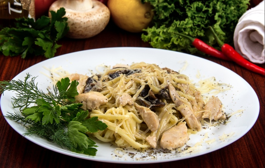 Паста с курицей и грибами
