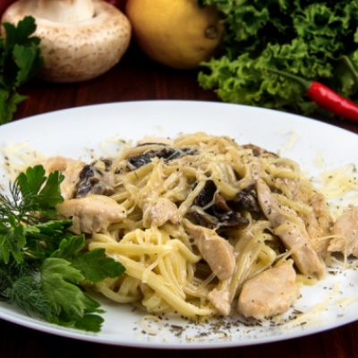 Паста с курицей и грибами