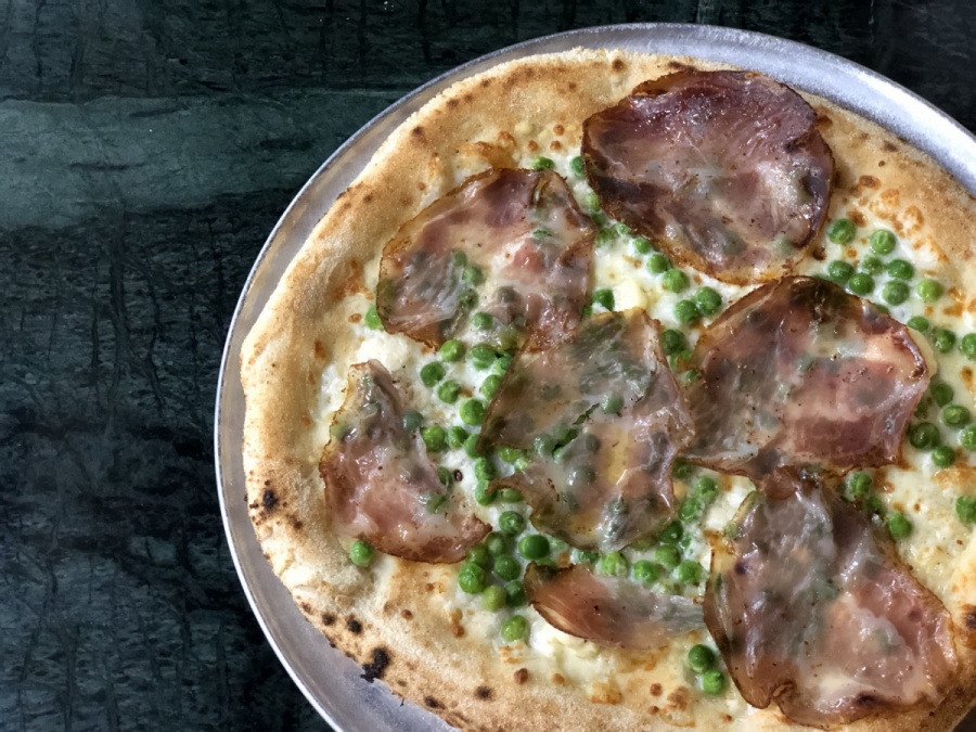 Пицца с коппой, зеленым горошком и овечьим сыром