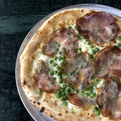 Пицца с коппой, зеленым горошком и овечьим сыром