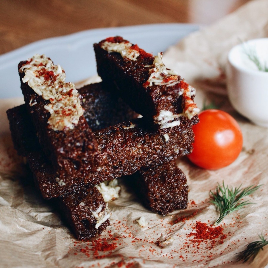 Гренки чесночные с белым соусом
