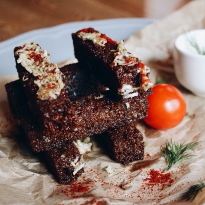 Гренки чесночные с белым соусом