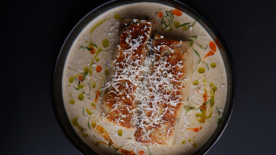 Блины с говяжьими щеками и соусом из белых грибов