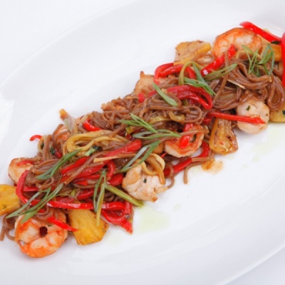 Гречневая лапша с курицей и креветкой