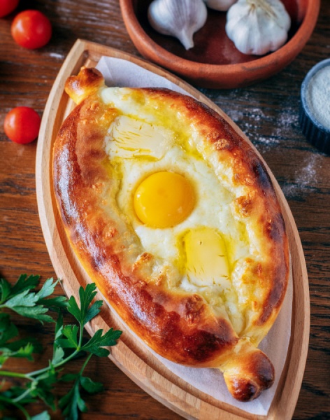 Хачапури по-аджарски с сулугуни