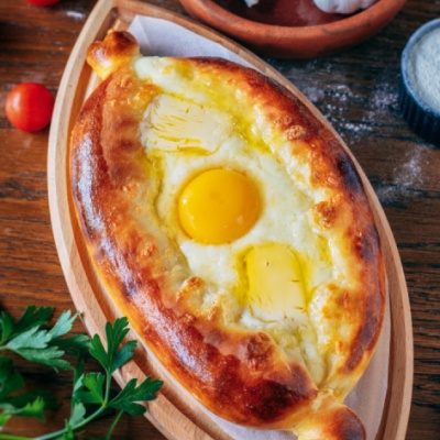 Хачапури по-аджарски с сулугуни