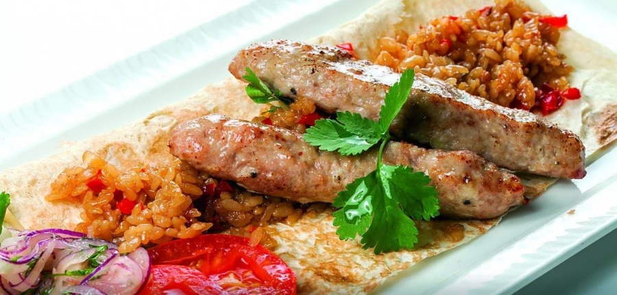 Люля кебаб из курицы с жареным рисом и запеченым помидором