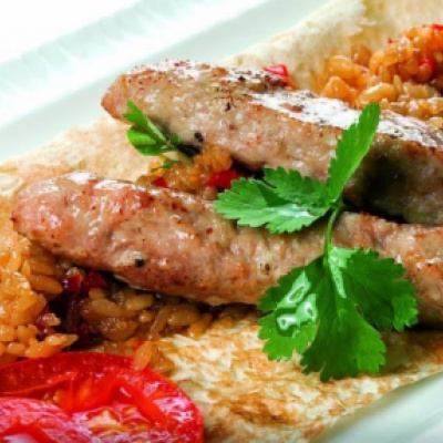 Люля кебаб из курицы с жареным рисом и запеченым помидором
