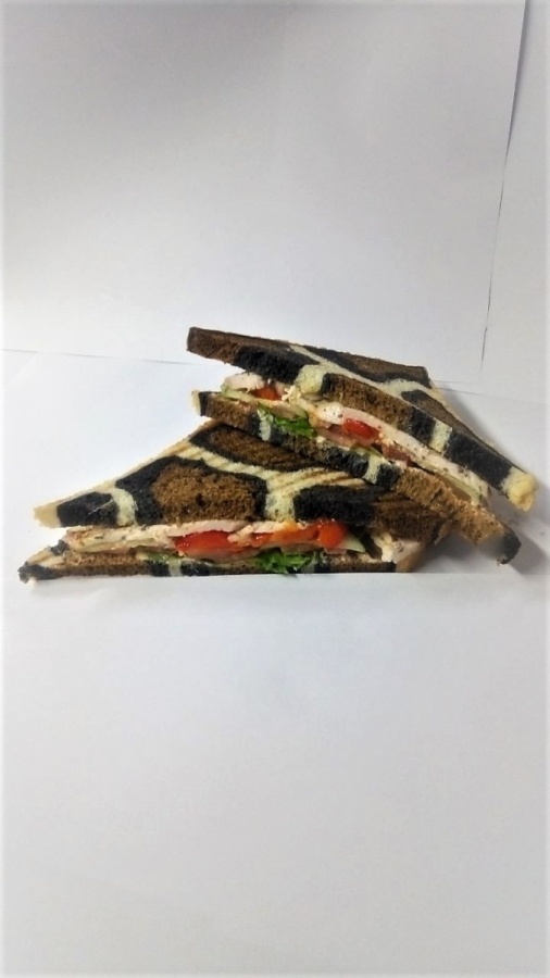 Сэндвич с печеным перцем и куриной грудкой копченой