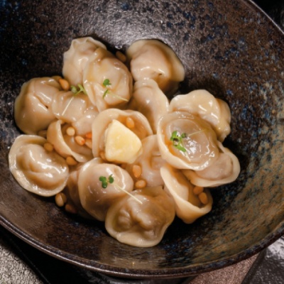 Пельмени царские с домашней сметаной и бульоном из цесарки