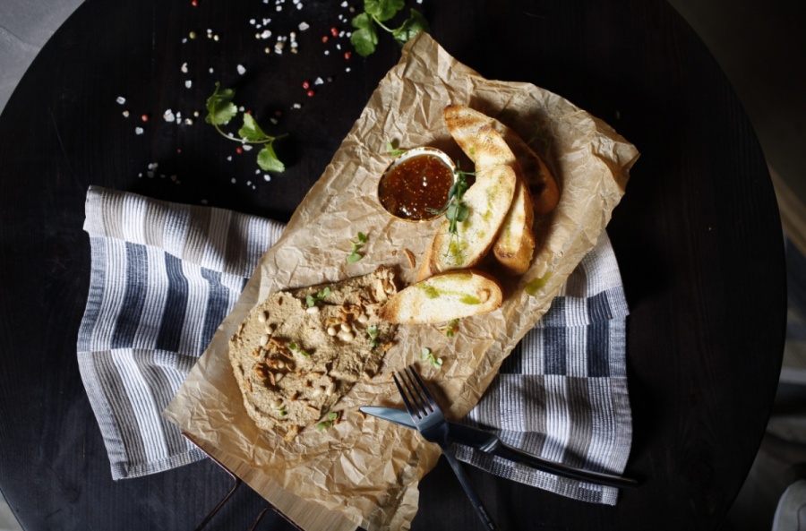 Паштет из куриной печени и варенье инжир