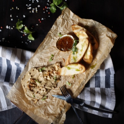 Паштет из куриной печени и варенье инжир
