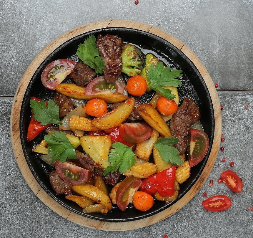 Сковородка с говядиной и овощами