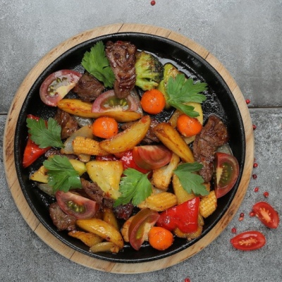 Сковородка с говядиной и овощами