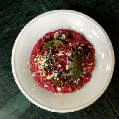 Свекольное ризотто с говяжьими щеками и овечьим сыром