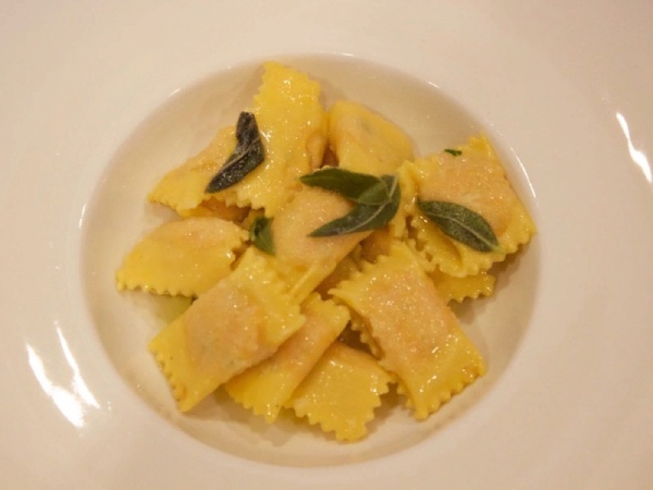 Ravioli del plin burro e salvia тыква и рикотта