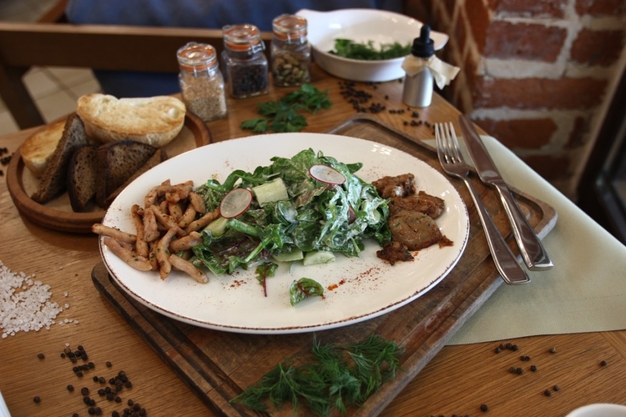 Теплый салат с куриными потрошками