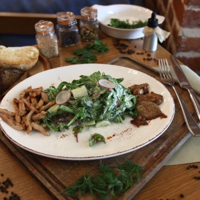 Теплый салат с куриными потрошками