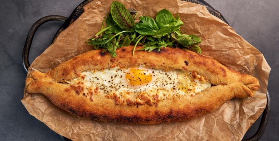 Открытый пирог с фермерским сыром и яйцом