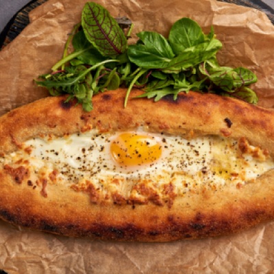 Открытый пирог с фермерским сыром и яйцом
