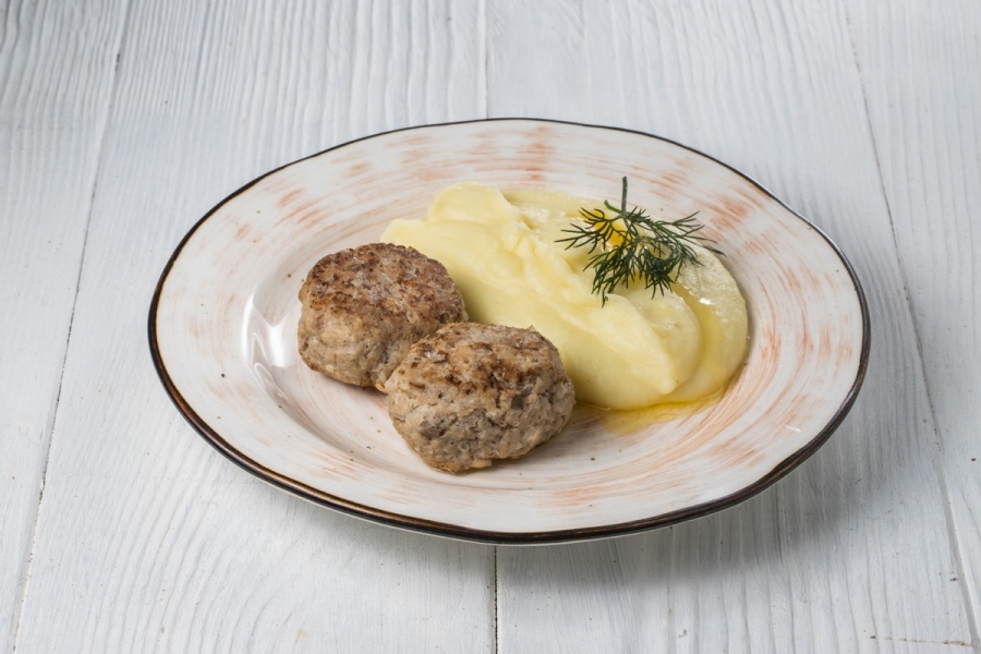 Пюре картофельное с куриными котлетками