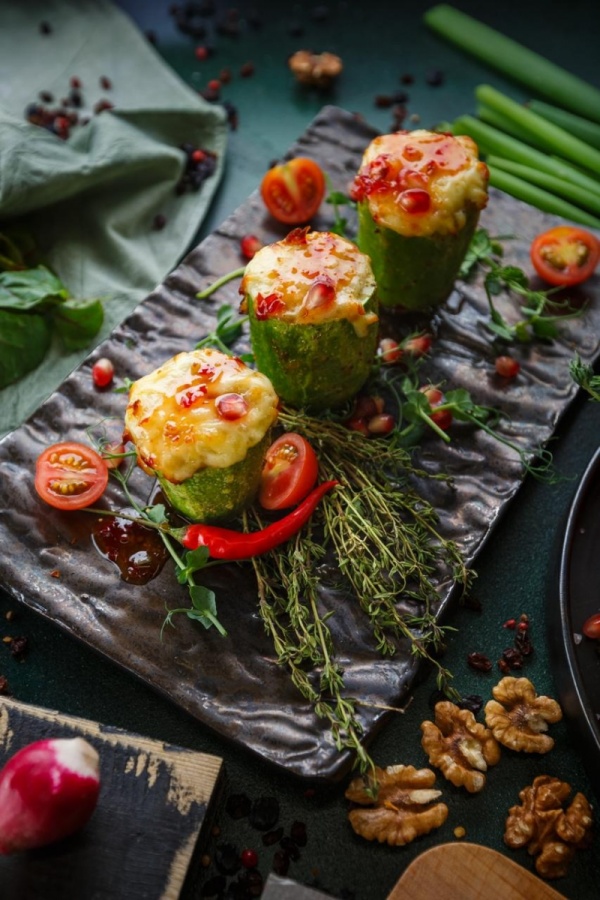Запеченный кабачок с беконом и молодым сыром сулугуни
