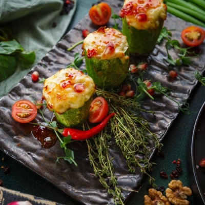 Запеченный кабачок с беконом и молодым сыром сулугуни