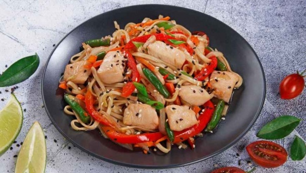Удон с курицей под соусом терияки