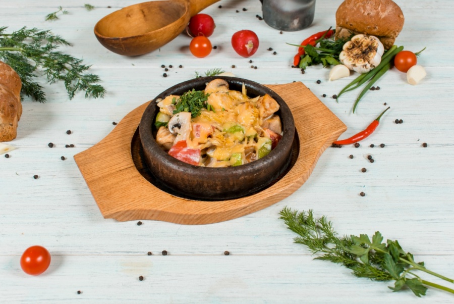 Сковородка по-мещански с грибами и курицей
