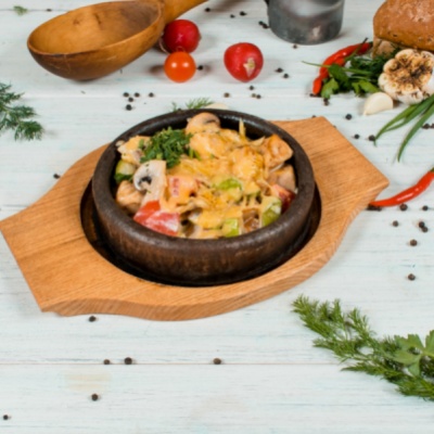 Сковородка по-мещански с грибами и курицей